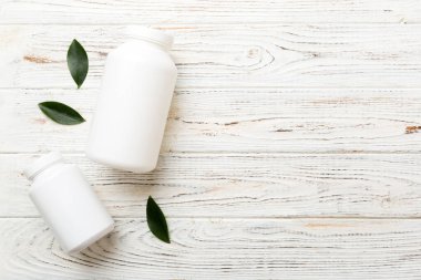İlaçlar, ilaç şişesi, sağlık ve tıbbi destek. Vitamin hapları. Yeşil yapraklı vitaminler, doğal organik biyo takviyeler, fotokopi alanı..
