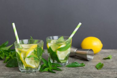 Mojito kokteyli. Limonlu, limonlu ve naneli mojito kokteylini uzun bir bardakta sopayla tazeliyorum..