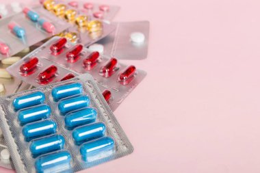 Çok fazla farklı kabarcık ve farklı haplar ev konsepti ilaç deposunda saklanıyor. Su toplamış ilaç yığını. İlaç paketlerinde su toplamış..