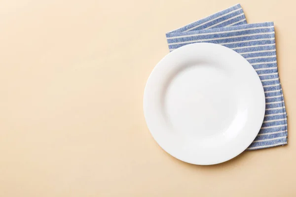 Κάτοψη Έγχρωμο Φόντο Άδειο Στρογγυλό Λευκό Πιάτο Στο Τραπεζομάντιλο Για — Φωτογραφία Αρχείου