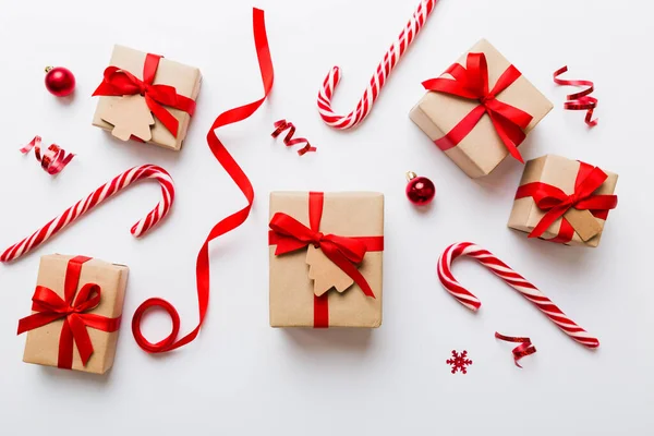 圣诞工艺品礼盒 带彩带背景 舒适的圣诞节安静的生活 生日或新年 — 图库照片