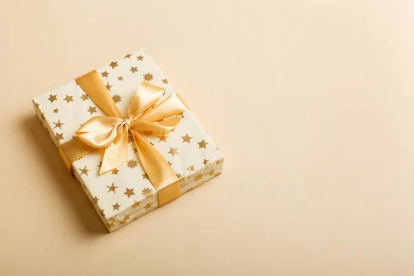 Csomagolva Karácsony Vagy Más Ünnep Kézzel Készített Ajándék Fehér Papír — Stock Fotó