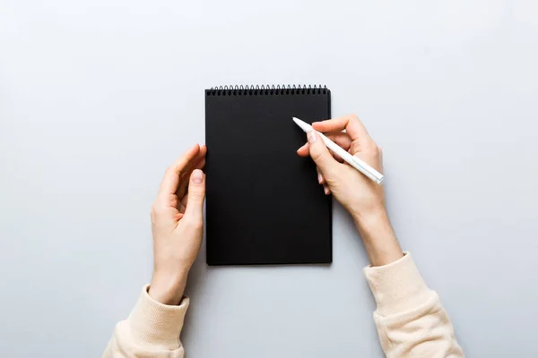 Mão Mulher Com Lápis Escrever Caderno Mulher Trabalhar Mesa Escritório — Fotografia de Stock