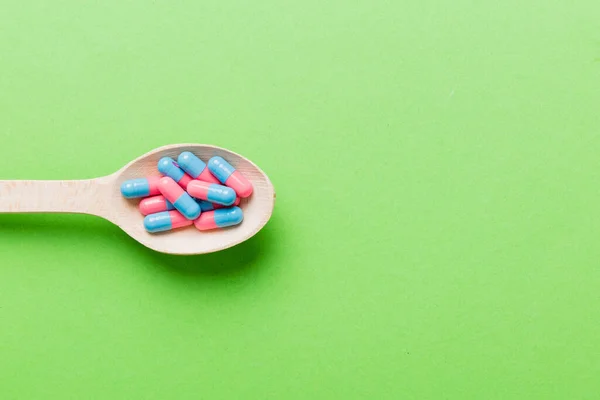 Cápsulas Vitamina Uma Colher Fundo Colorido Comprimidos Servidos Como Uma — Fotografia de Stock
