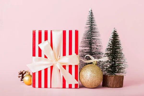Χριστουγεννιάτικη Σύνθεση Σκάφος Κιβώτιο Δώρων Μικρό Δέντρο Κλαδιά Και Σκάφη — Φωτογραφία Αρχείου