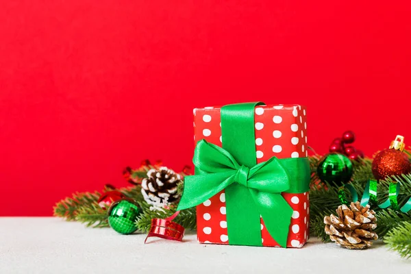 Новорічний Різдвяний Настрій Подарункова Коробка Гілки Христми Новорічні Прикраси Кольоровому — стокове фото