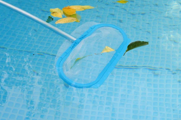 Reinigung Eines Swimmingpools Mit Einem Netzabschäumer Das Lange Netz Reinigt — Stockfoto