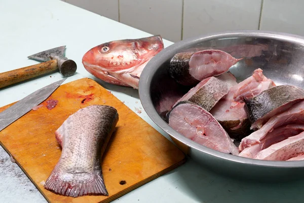 Marinierter Fisch Mit Gewürzen Vor Dem Kochen Schmiert Die Hand — Stockfoto