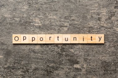 Ahşap blokta yazan fırsat kelimesi. Masada fırsat metni, konsept.