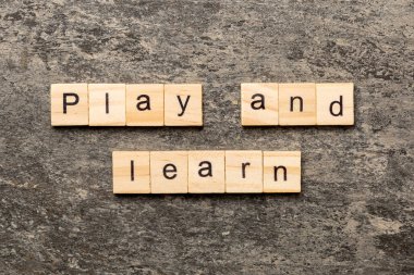 Oyna ve tahta blokta yazılı kelimeleri öğren. Masada oyna ve metni öğren, konsept.