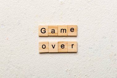 Tahta blokta yazılı oyun bitti. Masada oyun üzeri metin, konsept.