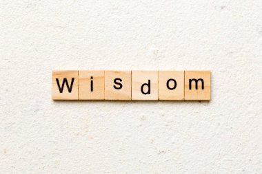 Tahta blokta yazan bilgelik kelimesi. Masada bilgelik metni, konsept.