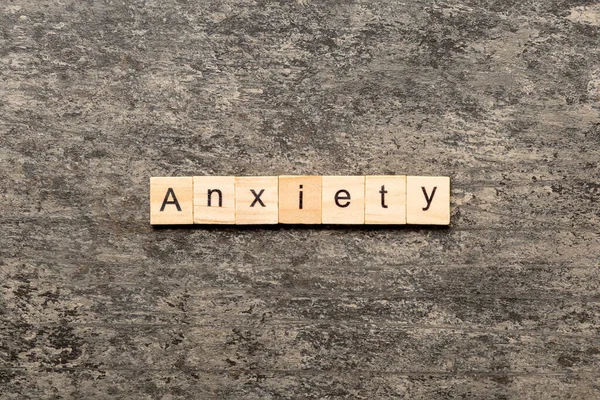 Anxiety Slovo Napsané Dřevěných Tvárnicích Anxiety Text Stole Koncept — Stock fotografie