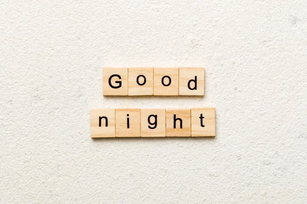 木のブロックに書かれたおやすみなさい テーブルの上の良い夜のテキストコンセプト — ストック写真