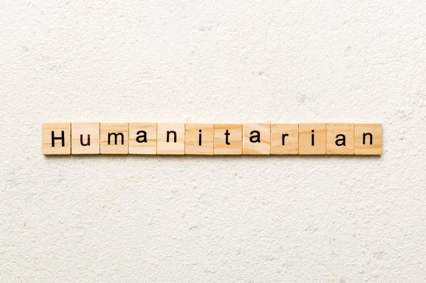 木のブロックに書かれた人道的な言葉です テーブルの上の人道的なテキストや — ストック写真