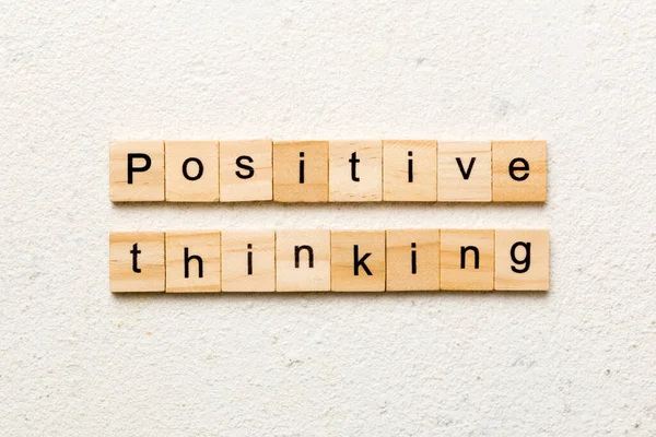 Pozitív Gondolkodó Szó Fablokkra Írva Pozitív Gondolkodású Szöveg Asztalon Koncepció — Stock Fotó