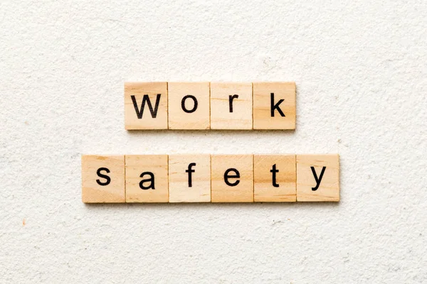 Słowo Bezpieczeństwa Pracy Napisane Bloku Drewna Tekst Bezpieczeństwa Pracy Stole — Zdjęcie stockowe