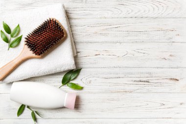 Saç bakımı, krem ve havlu için renkli bir arka plan görüntüsü. düz yat.