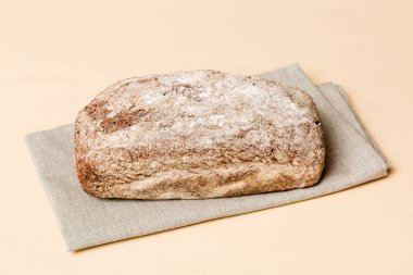 Peçetenin üstünde taze taze taze ekmek, üst manzara. Sağlıklı mayasız ekmek. Fransız ekmeği. Üst görünüm Fırın ürünleri.