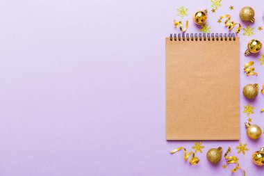 Noel boş tebrik kartı sahnesi. Noel oyuncağı ve kağıt kart notundan yapılmış yaratıcı bir düzen. Düz yatıyordu. Doğa Yeni Yıl Konsepti.