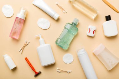 Banyo ürünleri için model düz yatak, spa jileti, diş macunu, sabun, jöle ve diğer çeşitli aksesuarlar. Cilt sağlığı için kozmetik. Logonuz için Bath Mockup.