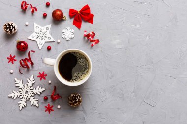 Seramik bir fincanda nefis bir sabah kahvesi içinde küçük hediyeler, süsler ve xmas oyuncakları. Bir fincan kahve ve yeni yıl oyuncakları..