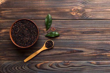 Kase içinde kinoa tohumu ve renkli arka planda kaşık. Küçük kasede sağlıklı kinwa. Sağlıklı süper yiyecekler.