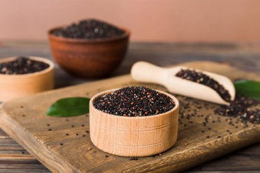 Kase içinde kinoa tohumu ve renkli arka planda kaşık. Küçük kasede sağlıklı kinwa. Sağlıklı süper yiyecekler.