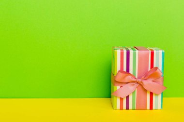 Tatil kağıdı hediyesi pembe kurdeleli pruva manzaralı fotokopi alanı. Tatil geçmişi düzdü. Doğum günü ya da Noel hediyesi. Kopya alanı olan Noel hediyesi kutusu konsepti.