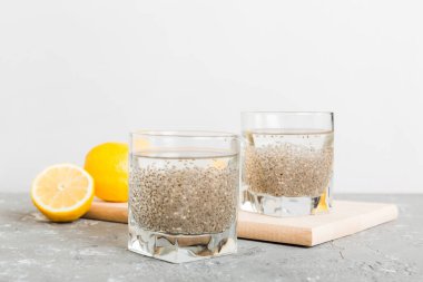 Sağlıklı kahvaltı ya da sabah chia tohumu ve limon, vejetaryen yiyecekler, diyet ve sağlık konsepti. Limonlu Chia pudingi.