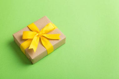 Paketlenmiş Noel ya da renkli kurdeleli el yapımı el yapımı diğer Noel hediyeleri. Hediye kutusu, hediye süslemesi, kopya alanı ile üst görünüm.