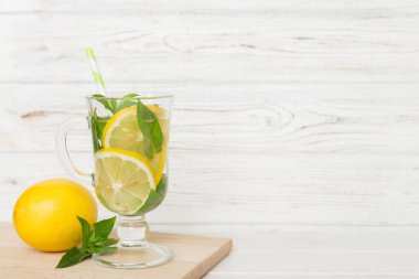 Mojito kokteyli. Limonlu, limonlu ve naneli mojito kokteylini uzun bir bardakta sopayla tazeliyorum..