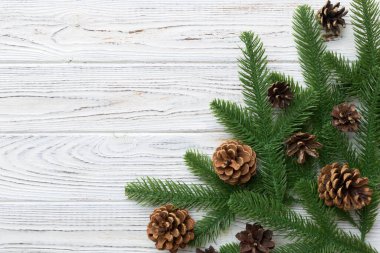 Reklam metinleri için fotokopi alanı olan bir Noel tatili. Firavun dalları ve arka planda çam kozalakları. Düz yatış, üst görünüm.