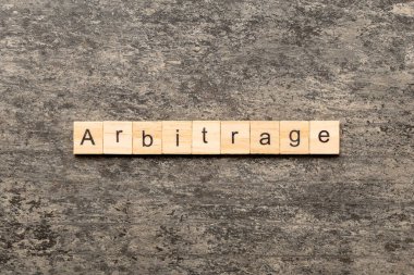 Tahta blokta arbitraj kelimesi yazıyor. Tahkim metni çimento üzerinde desing, konsept için.