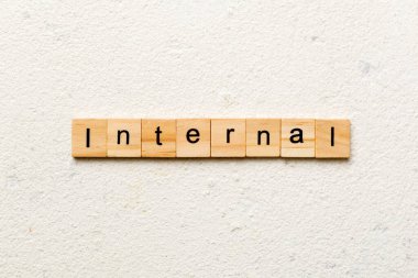 Tahta bloğa yazılmış interternal kelime. Çimento sehpası üzerindeki InterTERNAL metin desing, konsept.