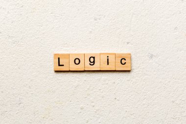 Tahta bloğa yazılmış mantıklı bir kelime. Masada mantık metni, konsept.