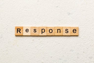 Ahşap bloğa yazılmış sorumsuzluk kelimesi. Çimento sehpası üzerindeki sorumlu metin desing, konsept.