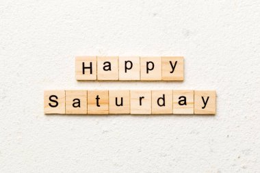 Ahşap blokta mutlu cumartesiler. Çimento masasındaki Cumartesi metnin kutlu olsun..