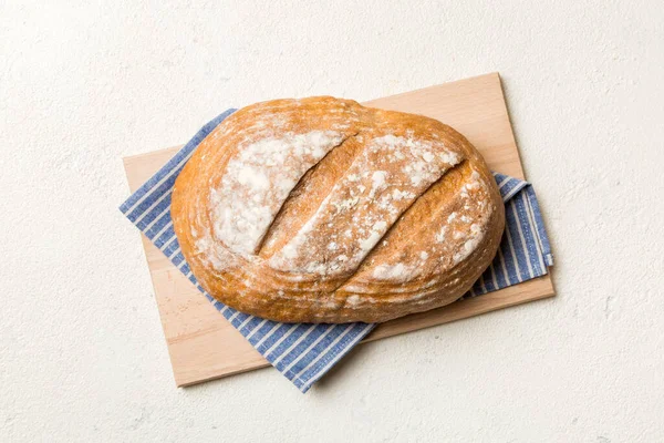 Čerstvě Upečený Chléb Řezací Desce Bílém Dřevěném Pozadí Top View — Stock fotografie