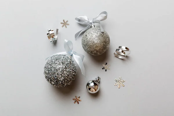 Christmas Ball Colored Background Decoration Bauble Ribbon Bow Copy Space — 图库照片