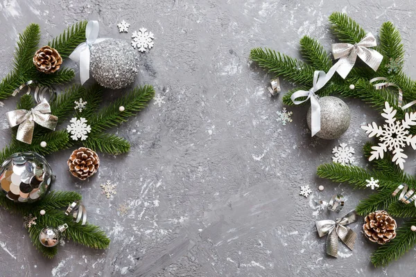 Weihnachtlicher Hintergrund Mit Tannenzweigen Und Weihnachtsdekor Ansicht Von Oben Kopierraum — Stockfoto