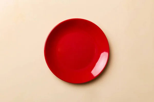 Renkli Arka Planın Üst Görüntüsü Yiyecek Için Boş Yuvarlak Kırmızı — Stok fotoğraf