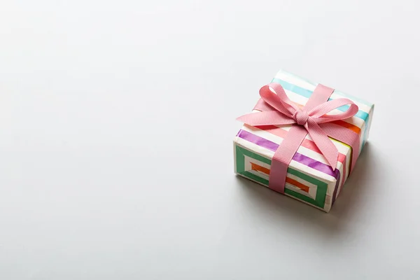 Verpackte Weihnachten Oder Andere Feiertage Handgemachte Geschenkschachtel Farbigem Papier Mit — Stockfoto