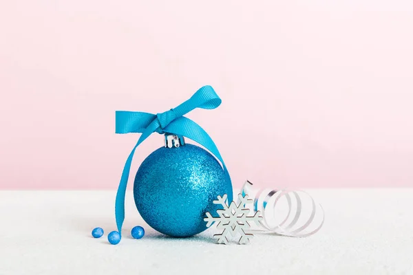 Christmas Ball Colored Background Decoration Bauble Ribbon Bow Copy Space — Stock fotografie