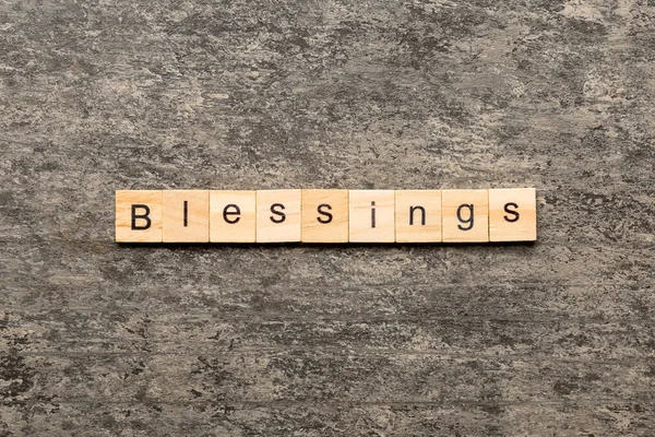Požehnaná Slova Napsaná Dřevěných Špalcích Požehnání Text Betonovém Stole Pro — Stock fotografie