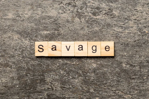 Savage Wort Auf Holzblock Geschrieben Sarvage Text Auf Zementtisch Für — Stockfoto