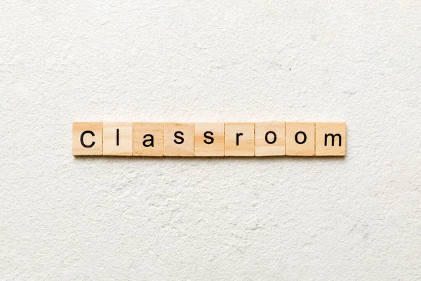 Klassenzimmer Wort Auf Holzblock Geschrieben Klassenzimmertext Auf Zementtisch Für Ihre — Stockfoto