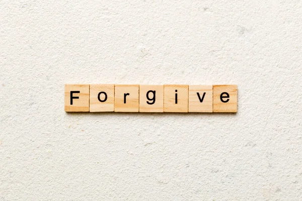 Vergeef Het Woord Geschreven Houtblok Vergeef Tekst Cement Tafel Voor — Stockfoto