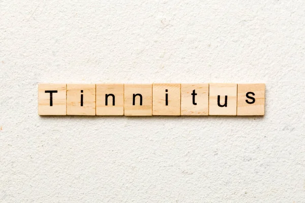 Tinnitus Szó Van Írva Blokk Tinnitus Szöveg Cement Asztalon Desing — Stock Fotó