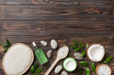 Hindistan cevizi yağı dolu kavanozlar ve renkli arka planda kozmetik kremi. Üst Manzara. Metnin için boş yer. Doğal spa Hindistan cevizi kozmetik ve organik tedavi konsepti Hindistan cevizi spa bileşimi.